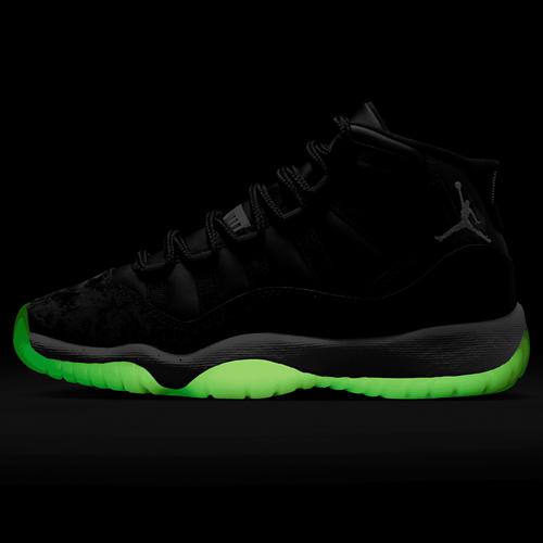 Boys' Grade School Retro 11 SS Black/Dark Raisin/Volt - View 9